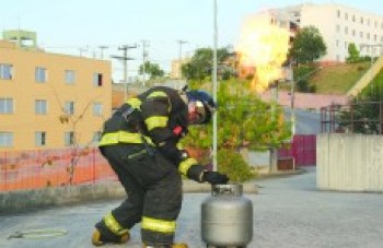Bombeiros orientam sobre riscos com botijão