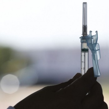 Ministro fala sobre aplicação de dose extra de vacina