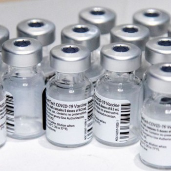 Covid-19: lote de 1 milhão de vacinas da Pfizer chega ao Brasil