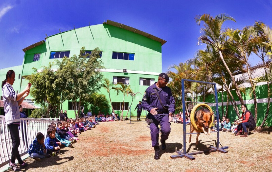Canil faz apresentação em escola municipal