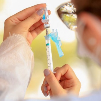Covid-19: Fiocruz recebe insumo para 5 milhões de doses de vacina