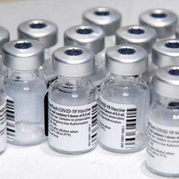 Covid-19: novo lote de vacinas da Pfizer chega ao Brasil