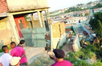 Cinco casas são afetadas por deslizamento de terra