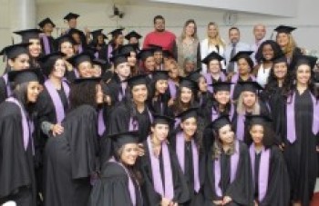 Certificados dos cursos do 'Via Rápida' são entregues