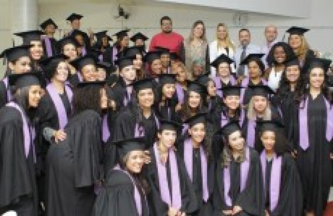 Certificados dos cursos do 'Via Rápida' são entregues