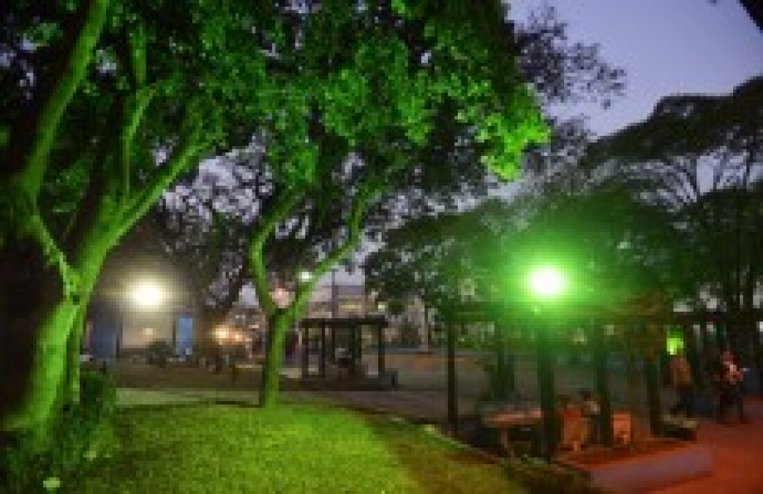 Praça da Bíblia recebe nova iluminação da prefeitura