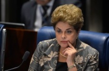 Dilma diz que sofre golpe e que processo não é das ruas