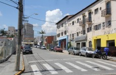 PMs são recebidos com garrafas em pancadão