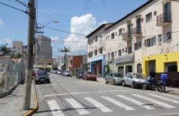 PMs são recebidos com garrafas em pancadão