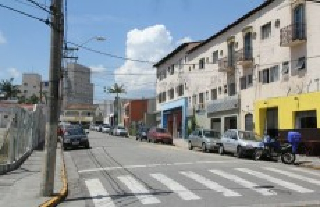 PMs são recebidos com garrafas em pancadão
