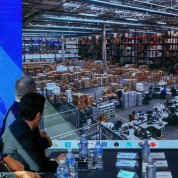 Queiroga visita centro de distribuição de vacinas em Guarulhos