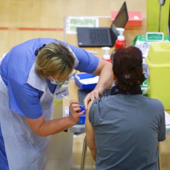 Covid-19: 75% dos adultos já tomaram a primeira dose no Brasil