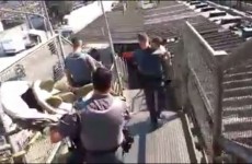 PMs ajudam criança cadeirante em estação