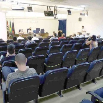 Empresas prestam informações sobre a coleta do lixo na cidade