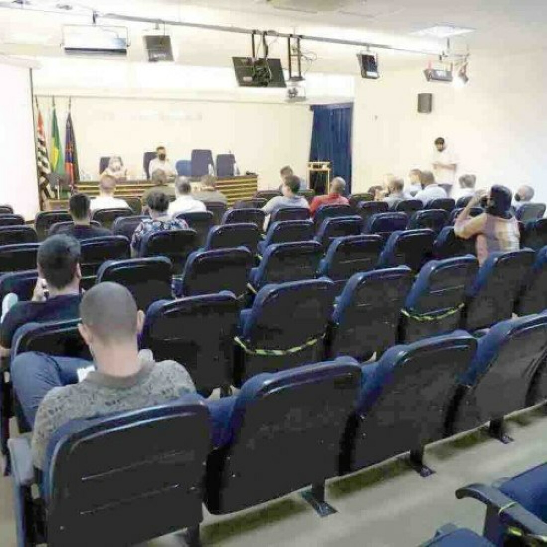 Empresas prestam informações sobre a coleta do lixo na cidade