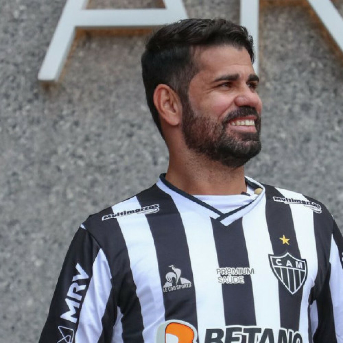 Atlético-MG apresenta oficialmente Diego Costa, que vestirá camisa 19
