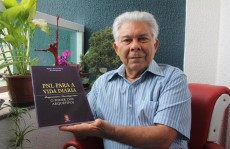João Anatalino autografa livros