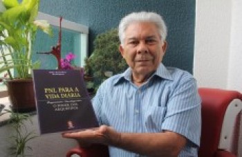 João Anatalino autografa livros