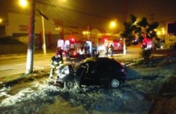 Automóvel bate em poste na avenida Francisco Ferreira Lopes, na Vila Rubens