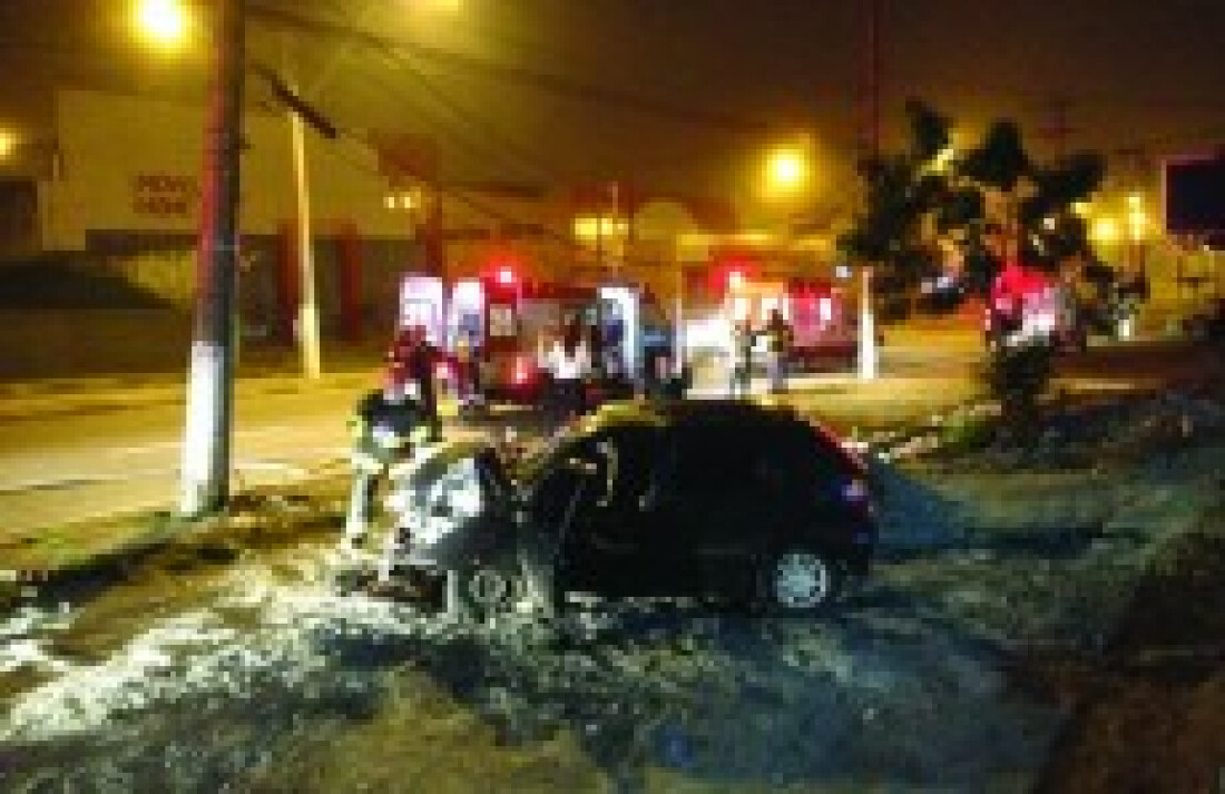 Automóvel bate em poste na avenida Francisco Ferreira Lopes, na Vila Rubens