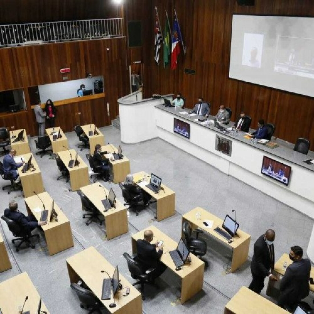 Câmara aprova parcelamento de dívidas e nova regra para licenças