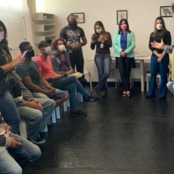Oficina de artesanato tem início no Mercadão