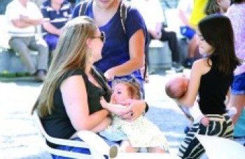 Hora do Mamaço reúne 100 pessoas no centro