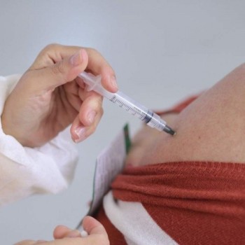 Mais de 80% dos adultos estão vacinados com a primeira dose