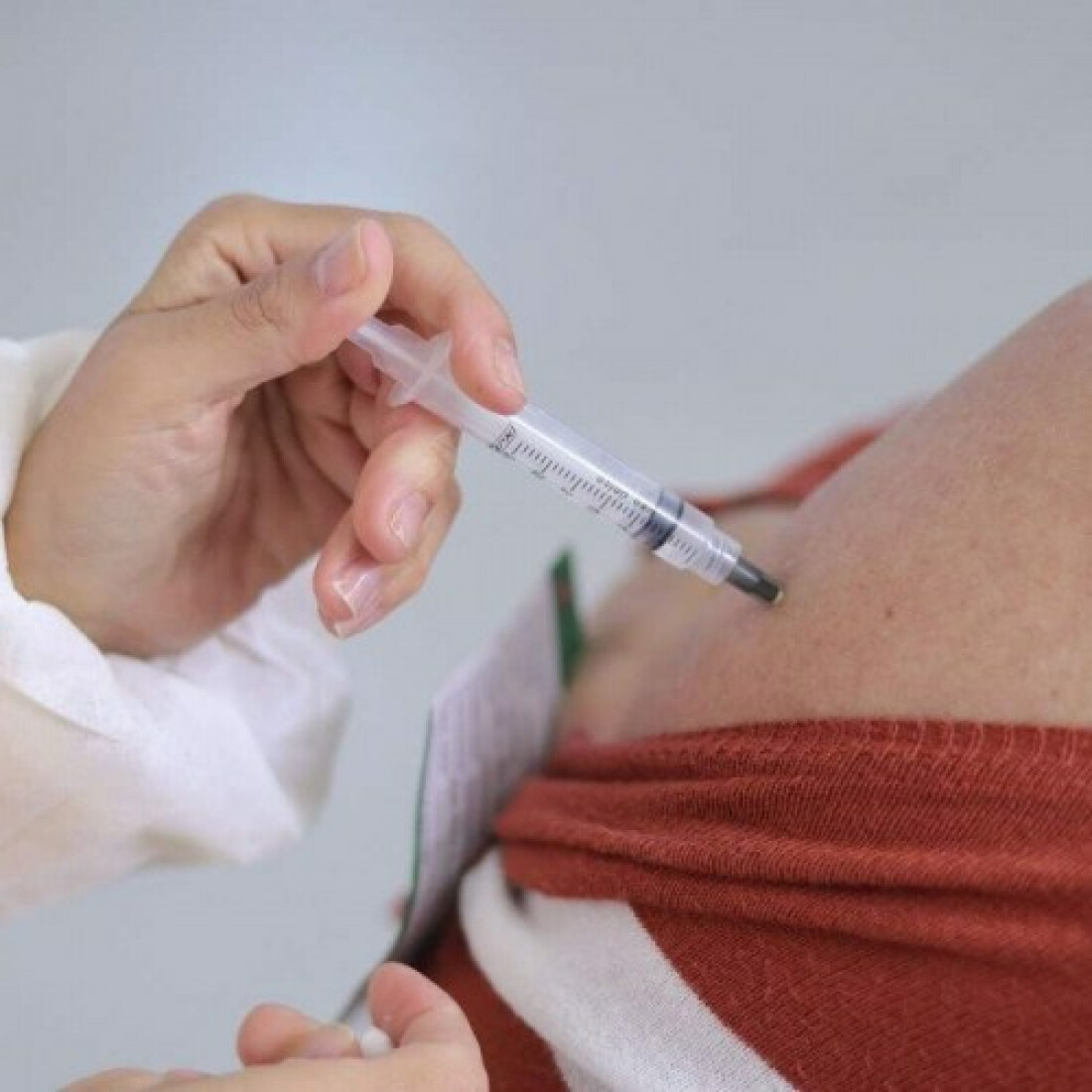 Mais de 80% dos adultos estão vacinados com a primeira dose