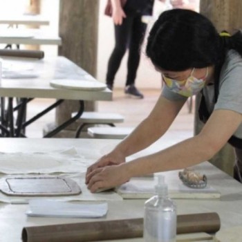 Estudantes participam de oficina de cerâmica