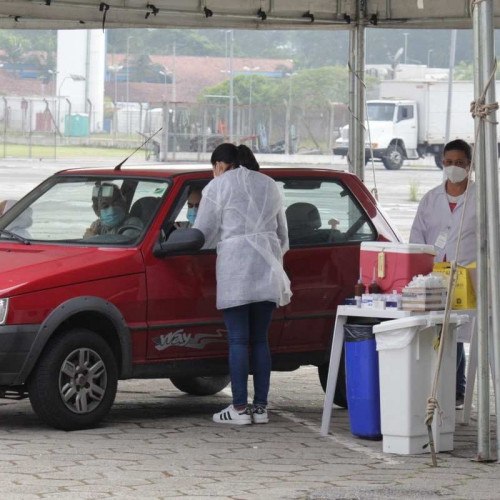 Primeira dose da vacinação chega para 75% do público