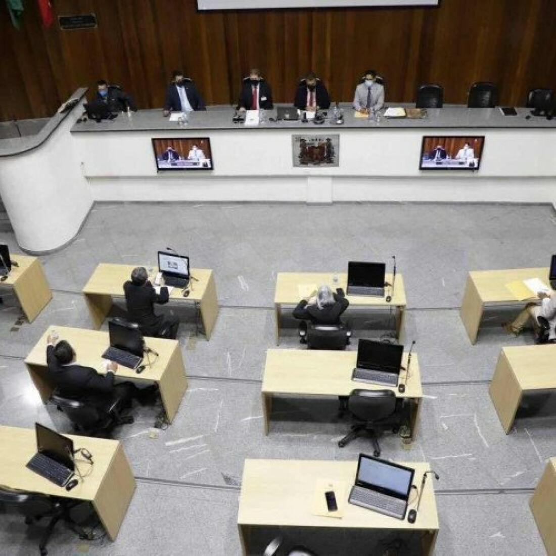 CS Brasil e Peralta são convidadas a esclarecer o contrato do lixo