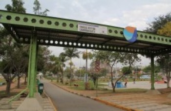 menores são pegos pichando parque: