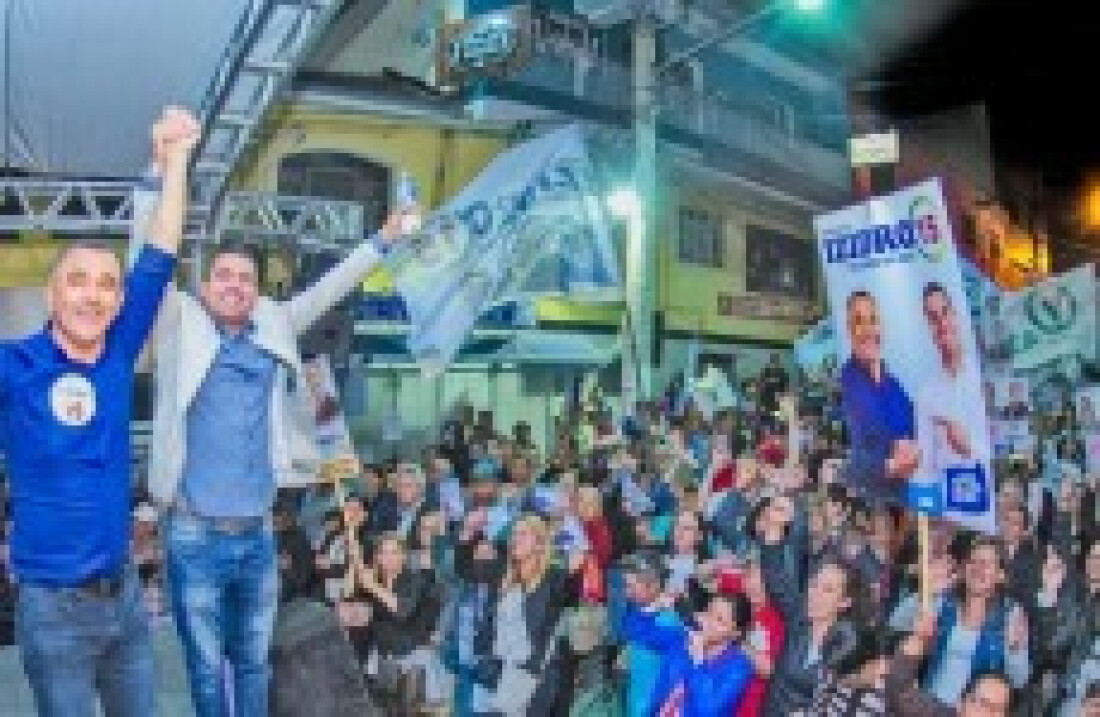 1º comício de Izidro em Ferraz arrasta multidão