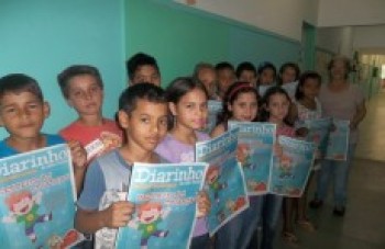 Alunos fazem uma pesquisa para avaliar o Diarinho