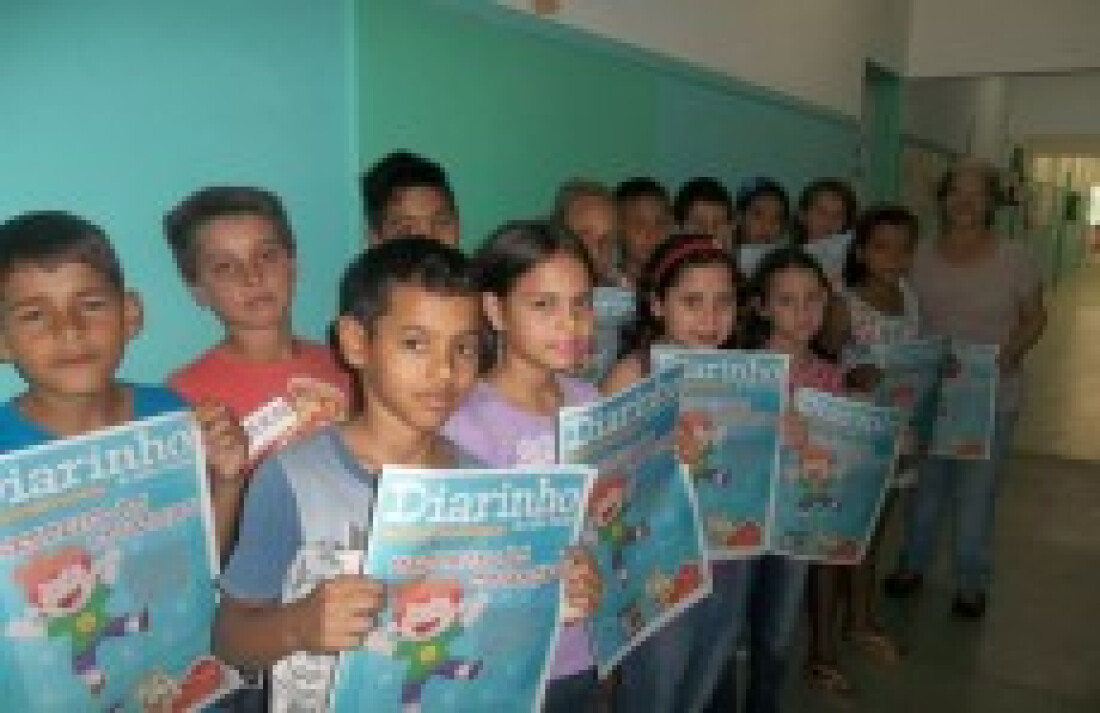 Alunos fazem uma pesquisa para avaliar o Diarinho