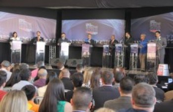 Candidatos participam de 1º debate e falam de 'abandono'