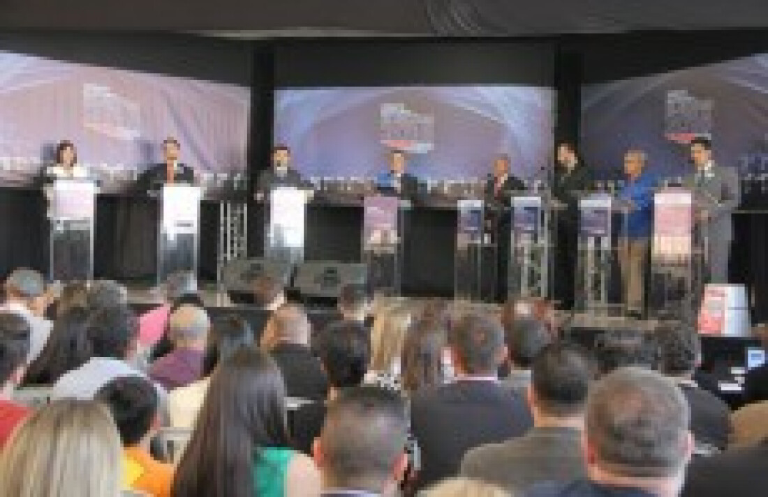 Candidatos participam de 1º debate e falam de 'abandono'
