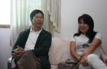 Mamoru faz caminhada pela paz com Keiko Ota