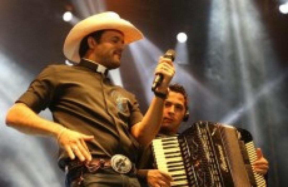 Expoá termina neste domingo com show do padre Alessandro