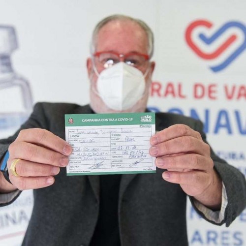 Prefeito recebe segunda dose e pede mais vacinas