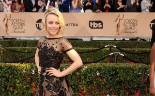 Mulheres investem em looks luxuosos