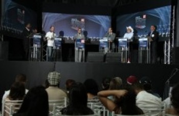 Candidatos criticam gestões anteriores durante debate