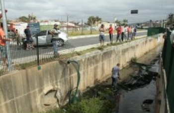 Carro cai no córrego dos Canudos