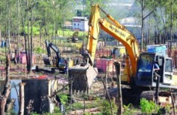 CDHU realiza demolição de barracos