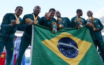 Brasil conquista ouro no revezamento para atletas com deficiência visual: