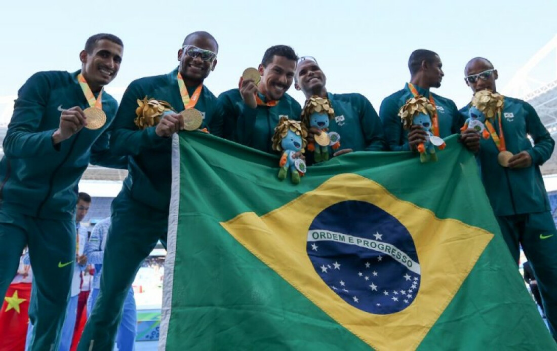 Brasil conquista ouro no revezamento para atletas com deficiência visual: