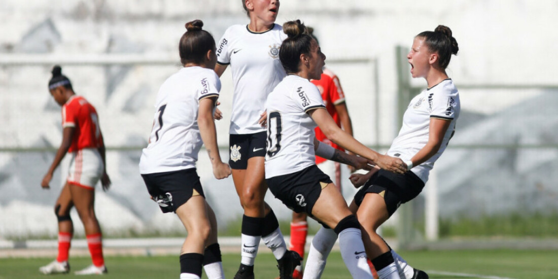 Corinthians marca no fim e vence em Mogi