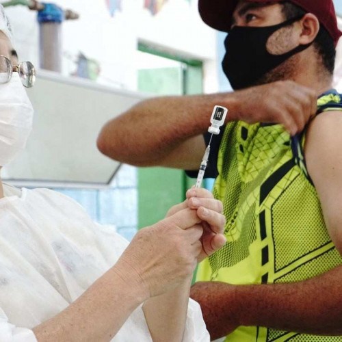 Quase 60% da população adulta está imunizada contra a Covid