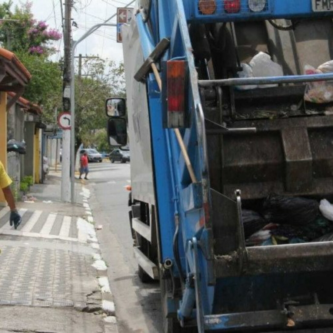 Mogi estuda taxa do lixo, mas diz que cobrança é inevitável